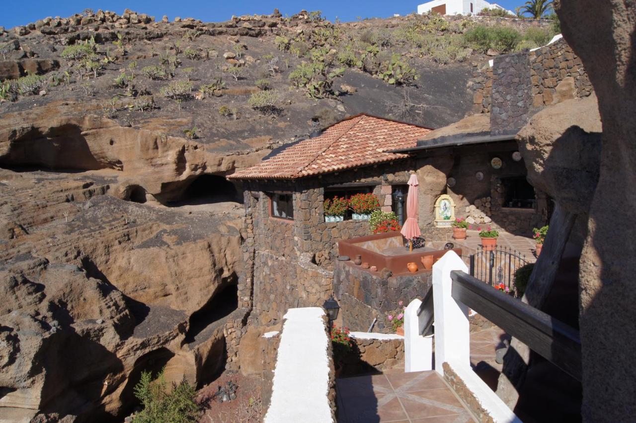 Castillo Lanzarote Villa Sophie - Luxury Villa -Sleep In A Volcanic Cave With Heated Pool 蒂亚斯 外观 照片