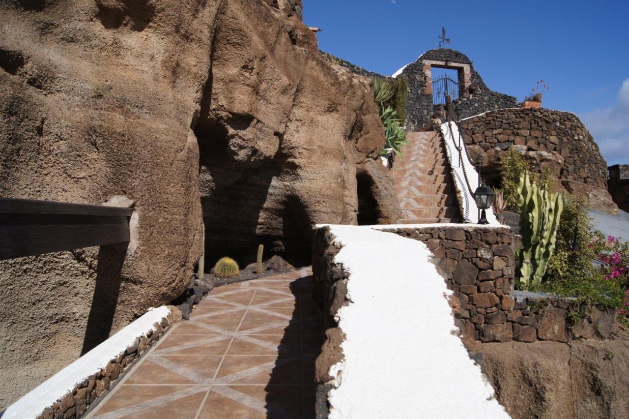Castillo Lanzarote Villa Sophie - Luxury Villa -Sleep In A Volcanic Cave With Heated Pool 蒂亚斯 外观 照片