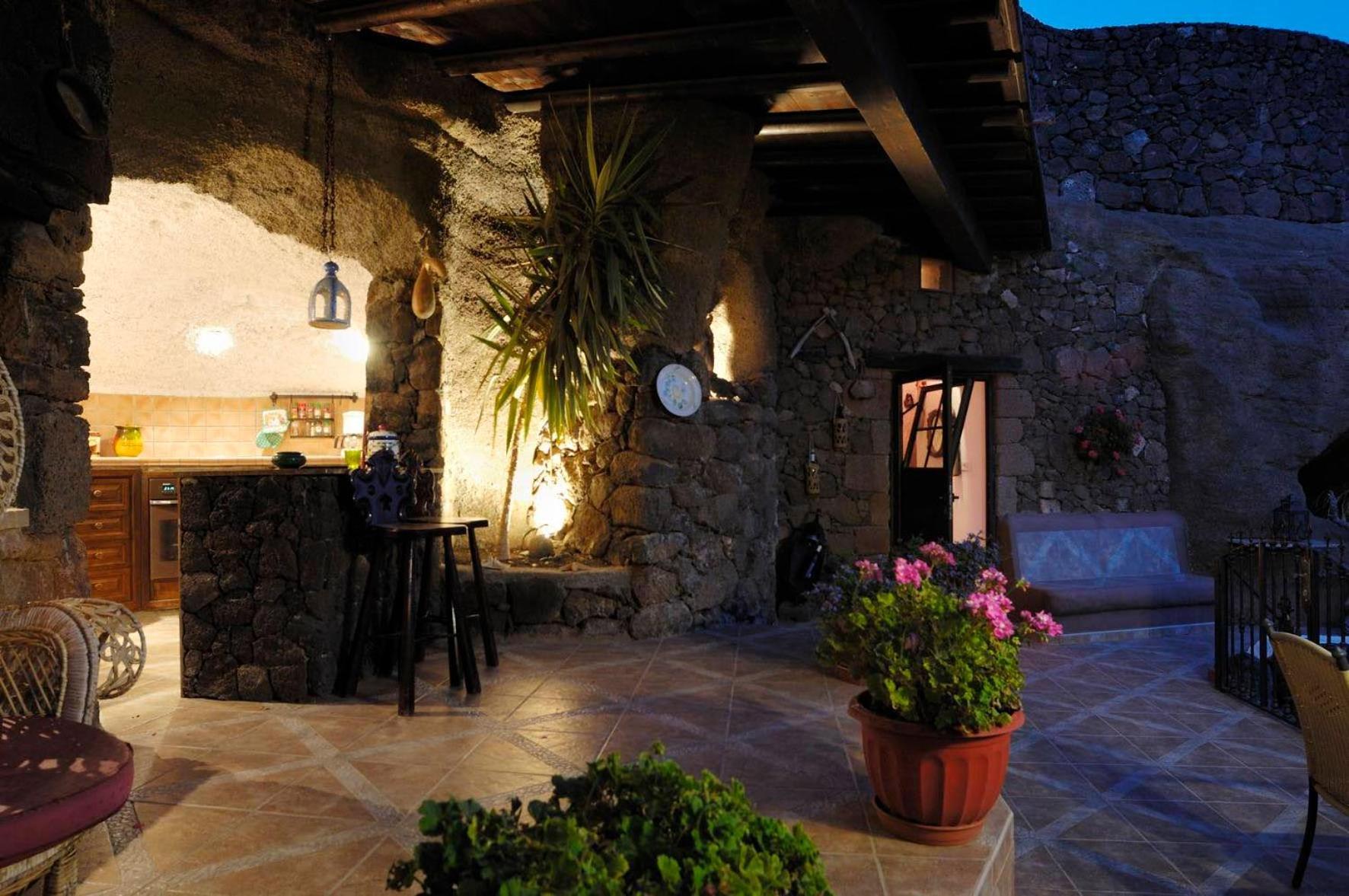 Castillo Lanzarote Villa Sophie - Luxury Villa -Sleep In A Volcanic Cave With Heated Pool 蒂亚斯 外观 照片