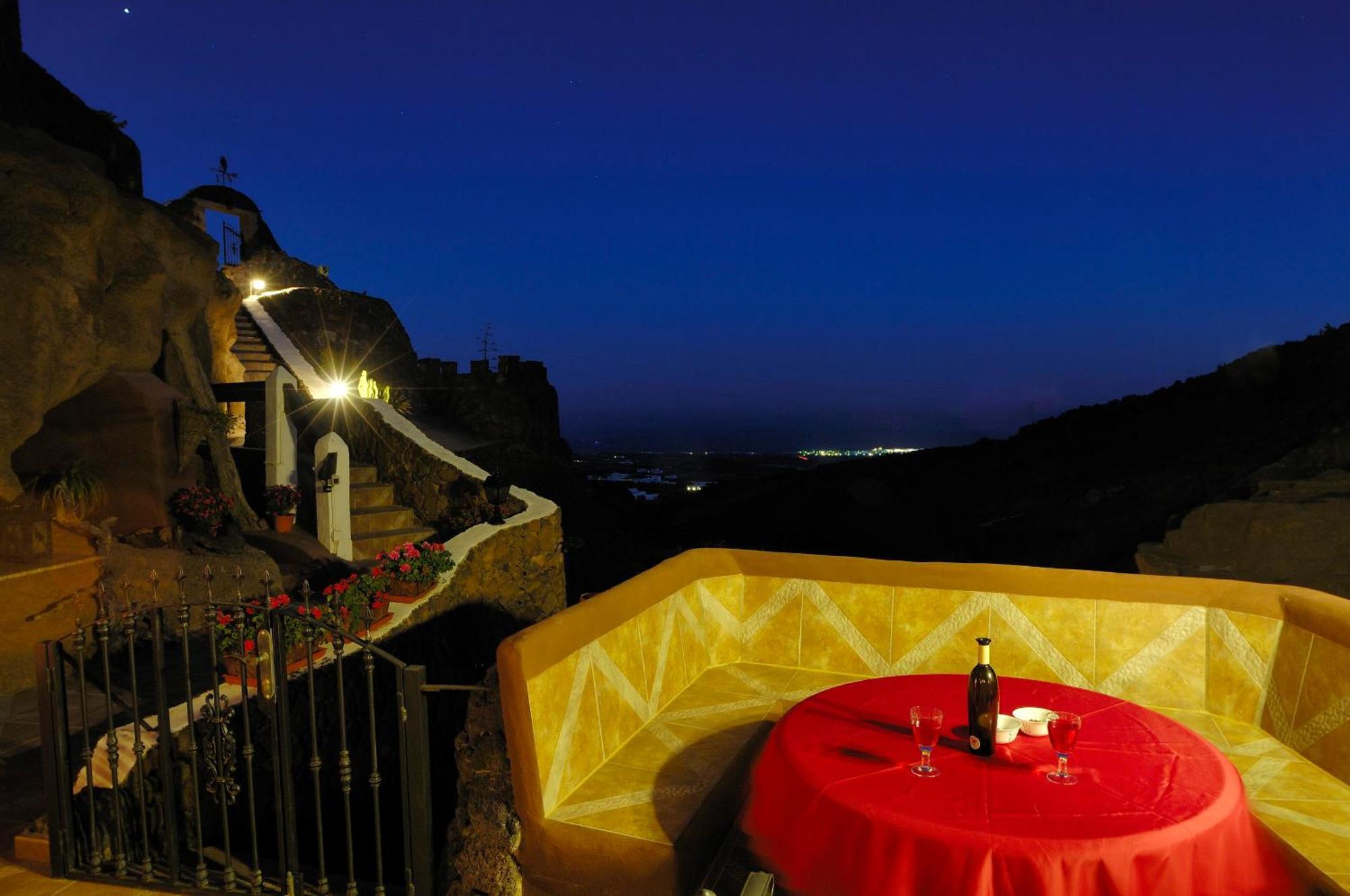 Castillo Lanzarote Villa Sophie - Luxury Villa -Sleep In A Volcanic Cave With Heated Pool 蒂亚斯 外观 照片
