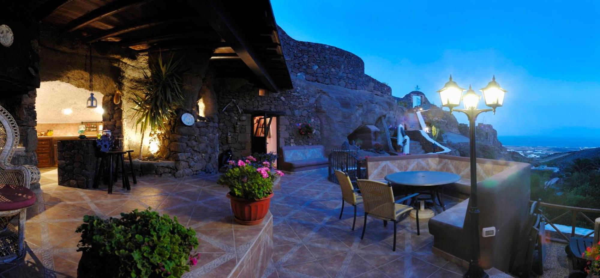 Castillo Lanzarote Villa Sophie - Luxury Villa -Sleep In A Volcanic Cave With Heated Pool 蒂亚斯 外观 照片