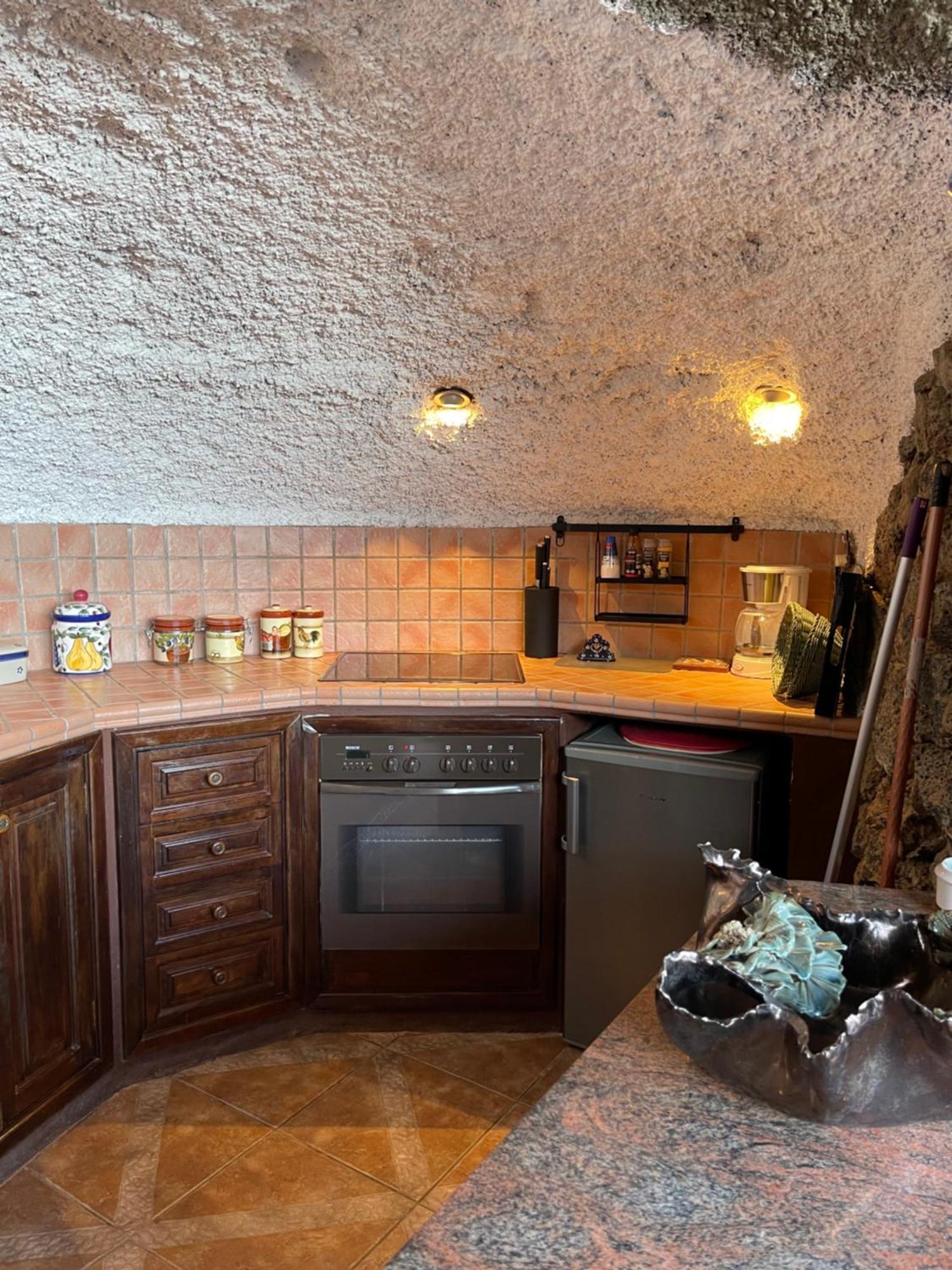 Castillo Lanzarote Villa Sophie - Luxury Villa -Sleep In A Volcanic Cave With Heated Pool 蒂亚斯 外观 照片