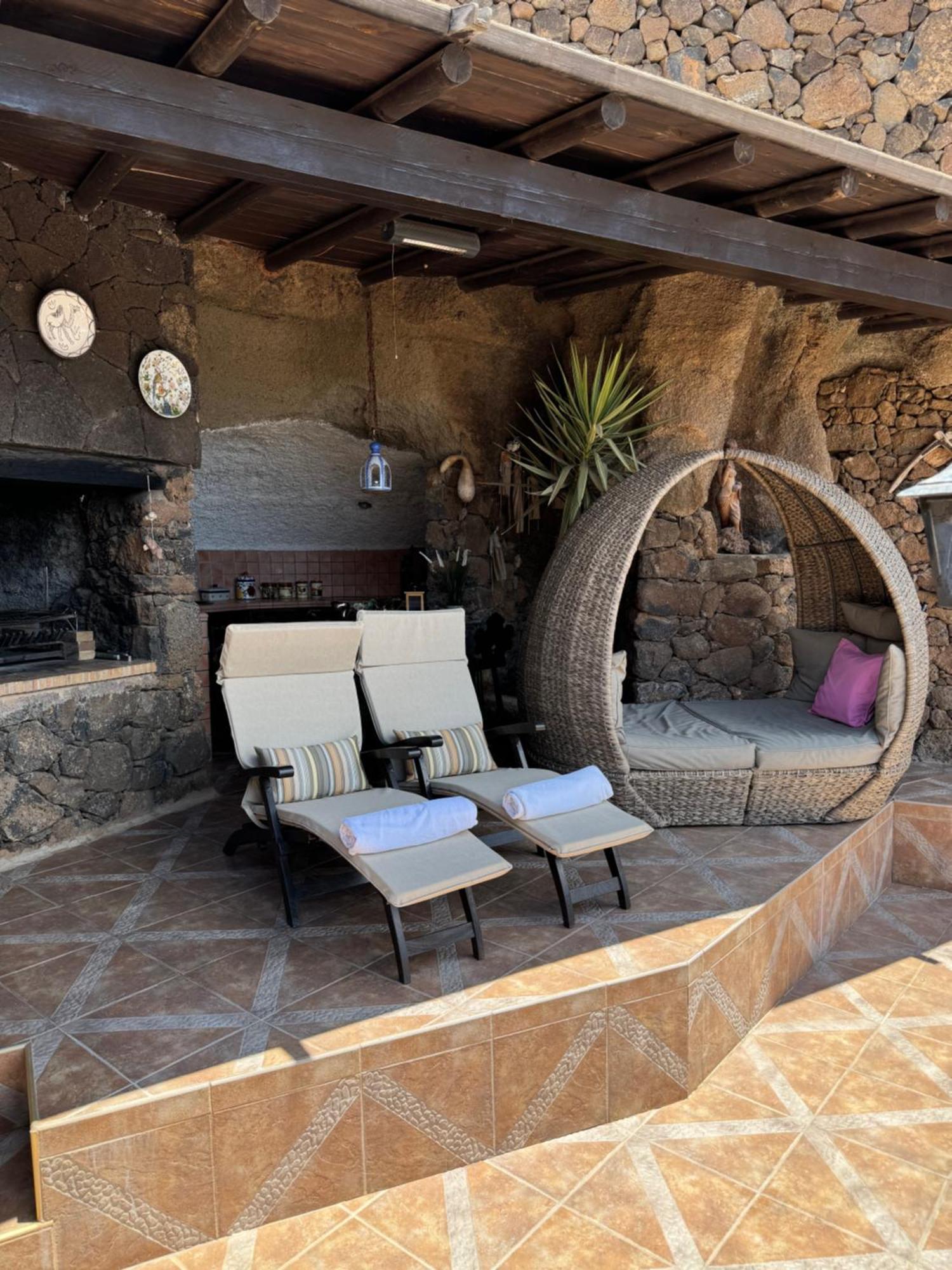 Castillo Lanzarote Villa Sophie - Luxury Villa -Sleep In A Volcanic Cave With Heated Pool 蒂亚斯 外观 照片