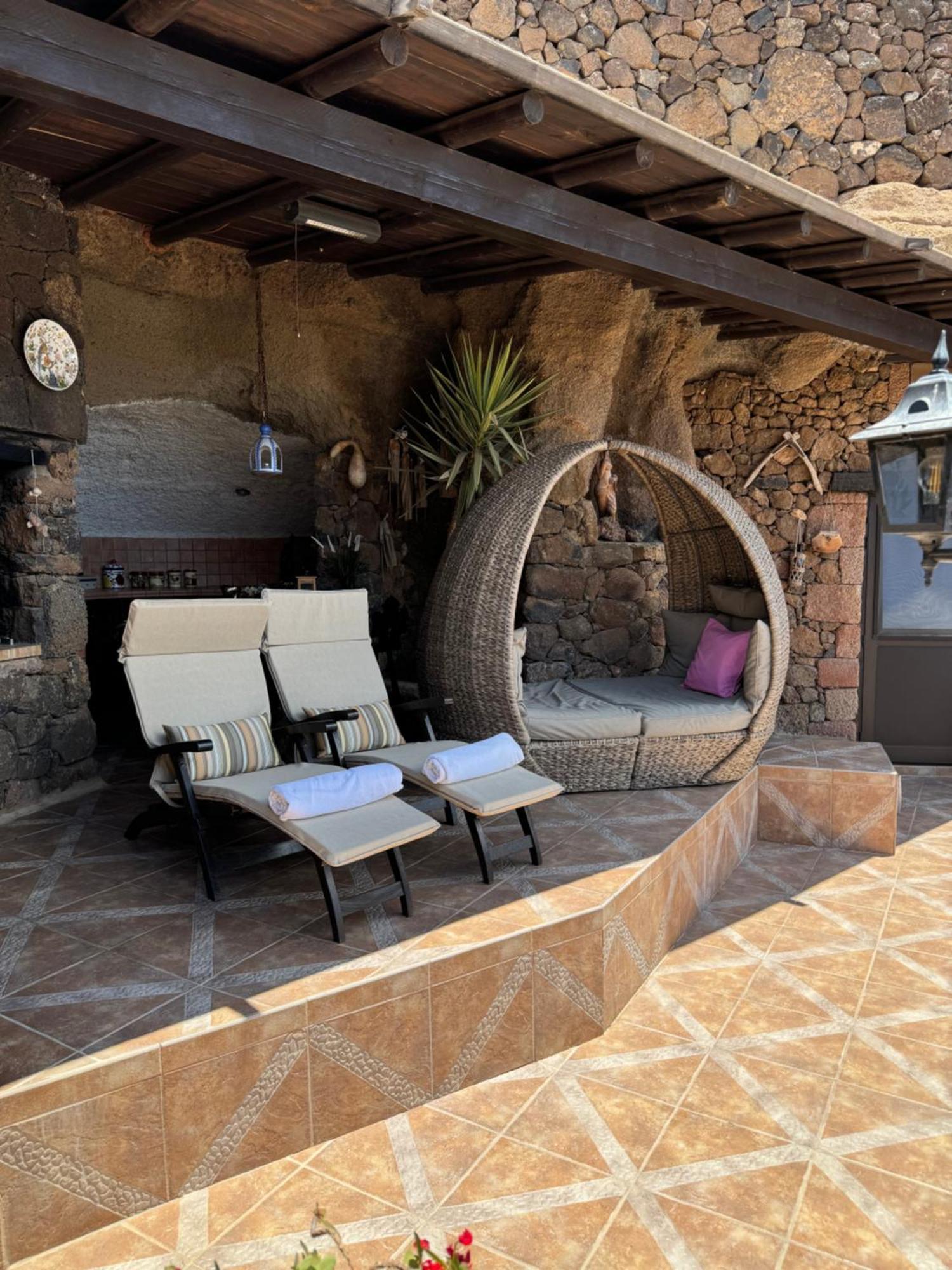 Castillo Lanzarote Villa Sophie - Luxury Villa -Sleep In A Volcanic Cave With Heated Pool 蒂亚斯 外观 照片